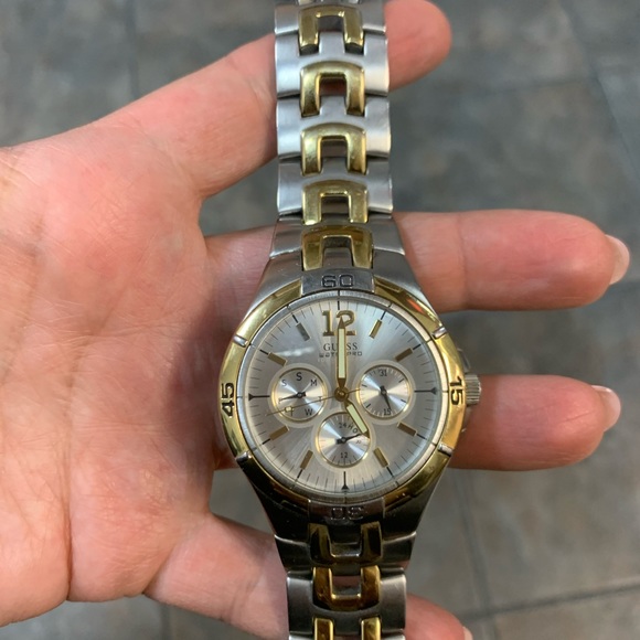 Guess watch two tone stainless still working - Picture 3 of 8